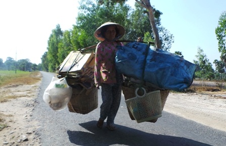 Chiều 30 Tết vẫn còn còng lưng với gánh ve chai