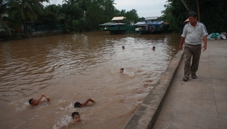 Một buổi tập sức bền của các em trong đội tuyển, thầy Sứng rãnh rỗi đứng trên bờ hướng dẫn.
