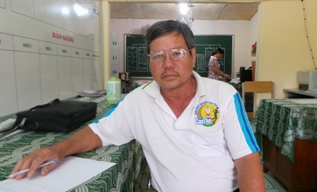 Một buổi tập sức bền của các em trong đội tuyển, thầy Sứng rãnh rỗi đứng trên bờ hướng dẫn.