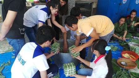 Cho bánh vào nồi chuẩn bị thổi lửa