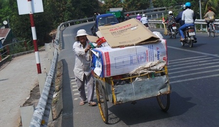 Dù có vất vả,...nhưng họ vẫn miệt mài với công việc, mong có ít tiền tiêu tết