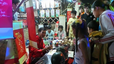 Phố ông đồ đông nghịt khách.