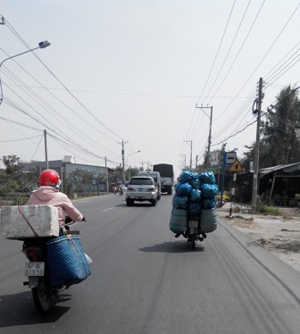 Chiều 30 Tết vẫn còn còng lưng với gánh ve chai - 5 Dù có vất vả,...nhưng họ vẫn miệt mài với công việc, mong có ít tiền tiêu tết
