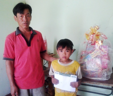 Quỹ Nhân ái tặng quà Tết đến các bé họ Nhân chùa Long An - 6 Các bé họ Nhân rất thích thú khi được mặc áo mới, cặp mới...
