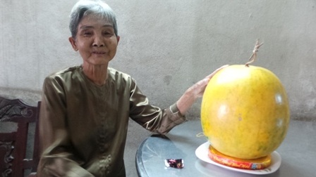 Bà Thoại bên trái dưa hấu chưng tết gần 1 năm vẫn còn nguyên vẹn