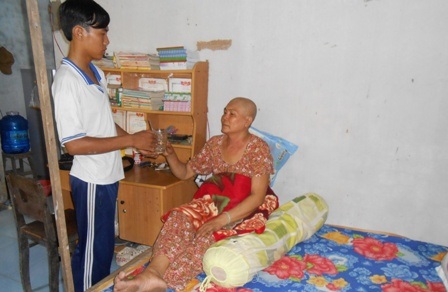 Quốc Nguyên rất lo lắng, sợ bệnh tình cướp đi người mẹ tần tảo một mình nuôi em khôn lớn