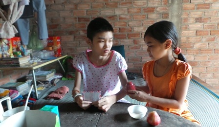 Với thân hình gầy nhom của Gấm chẳng ai ngờ rằng Gấm là thiếu nữ 17 tuổi