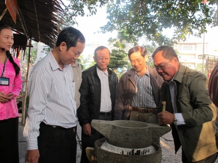 Hối hả đón xuân - 17 Xay bột
