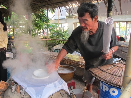 Hối hả đón xuân - 18 Khói thơm bánh tráng lan toả