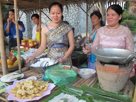 Hối hả đón xuân - 19 Gian hàng các bánh đặc trưng của bà con dân tộc Khmer (Ảnh: Nguyễn Hành)