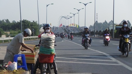 Xóm bắp luộc dưới chân cầu Cần Thơ bắt đầu những ngày làm ăn sau thời gian nghỉ tết