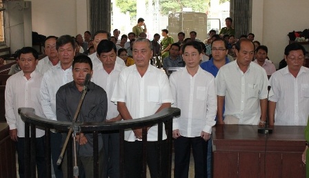 Hoãn phiên xử cát tặc có sự bảo kê vì thiếu nhân chứng