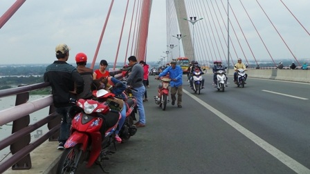 Cứ dịp lễ tết là vấn nạn đinh tặc lại lộng hành trên cầu Cần Thơ