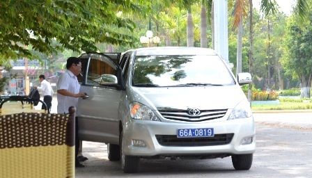 Hai bị cáo “đặc biệt”… được xe biển xanh đón về khi phiên toà hoãn - 1 Hai bị cáo “đặc biệt”,…được xe biển xanh đón về khi phiên toà hoãn