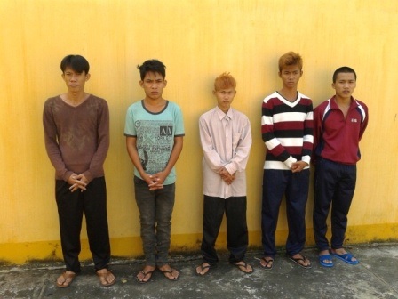 Vợ kẻ chủ mưu cướp vàng cụ già ăn xin sa lưới - 1 Mới đây CQĐT bắt thêm vợ của kẻ chủ mưu Trần Quốc Việt - đứng từ trái qua