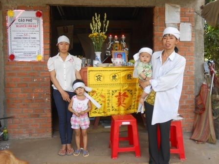 Người bố chết không có hòm chôn, bỏ lại 3 con thơ dại