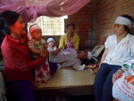 Người bố chết không có hòm chôn, bỏ lại 3 con thơ dại