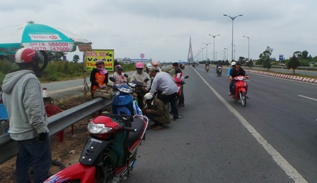 Các điểm vá xe ăn nên làm ra ngày tết