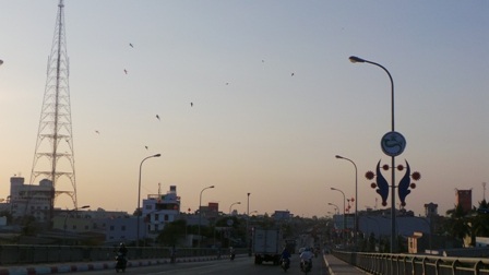 Hình ảnh diều bay trên khoảng không cầu Hưng Lợi