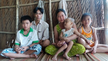 Cả gia đình quặt quẹo trong căn nhà xơ xác