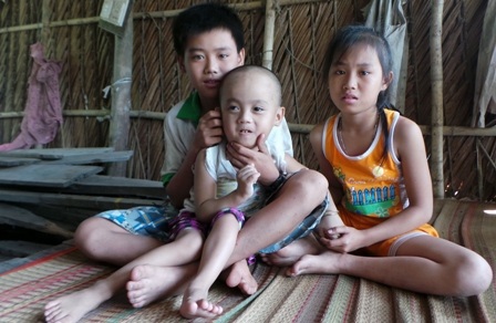 Cả gia đình quặt quẹo trong căn nhà xơ xác