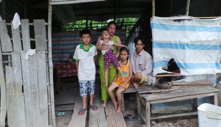 Cả gia đình quặt quẹo trong căn nhà xơ xác