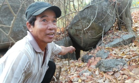 Anh Cương chỉ cho chúng tôi thấy tổ ong trong hốc đá