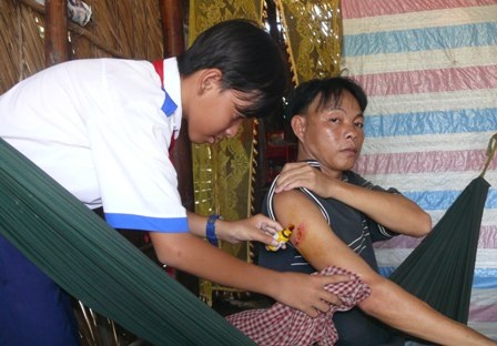 Mấy hôm trước trong lần đi xin anh Y bị ngã trầy xướt ở tay và chân