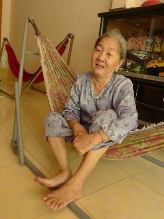 Mới lọt lòng cha mẹ thầy Minh Tiên đã li dị và cụ Hằng nuôi thầy Minh Tiên từ đó cho đến nay