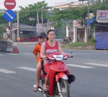Mẹ và con cùng vi vu trên đường mà không đội mũ bảo hiểm