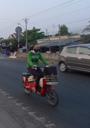 Nhiều học sinh đi xe đạp điện cũng quên đội mũ bảo hiểm.