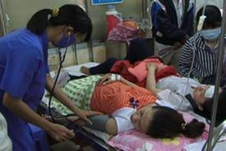 Hơn 150 công nhân may bị nghi ngộ độc thức ăn - 1 Có hơn 150 công nhân bị ngộ độc thức ăn và đang được các bác sĩ ở bệnh viện Châu Thành chăm sóc
