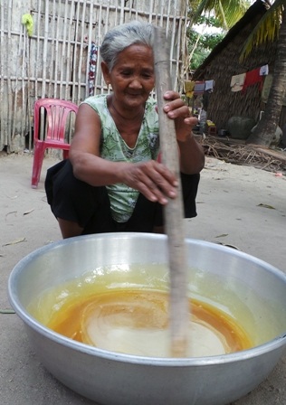 Bà Khuth cho biết khâu khuấy đường cũng rất quan trọng và cũng dễ bị bỏng