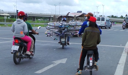 Xe mô tô cũng quá khổ, quá tải