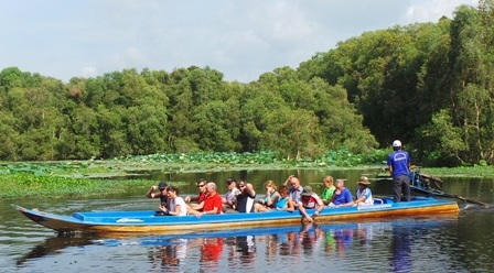 Chiếc vỏ vọt này sẽ đưa du khách bắt đầu khám phá rừng tràm Trà Sư