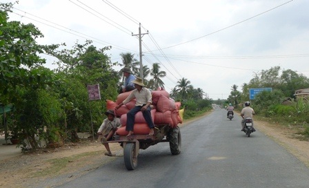 Một xe tự chế đa chức năng, chở người và lúa