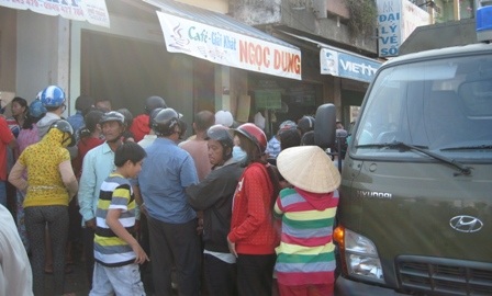 Người dân hiếu kỳ đến xem vụ bắt ổ đề của bà Lệ