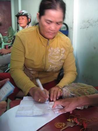 Bà Nguyễn Thị Lệ bên tang vật bị bắt