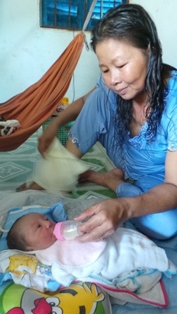 Cháu bé sinh ra không có chân tay đã qua đời