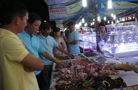 Những món quà lưu niệm ở đây phần lớn được làm từ ngọc trai