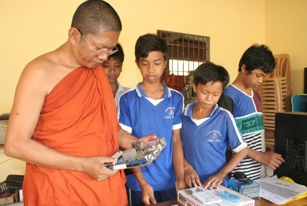 Thầy giáo “áo vàng” dạy tin học miễn phí cho trẻ em vùng núi