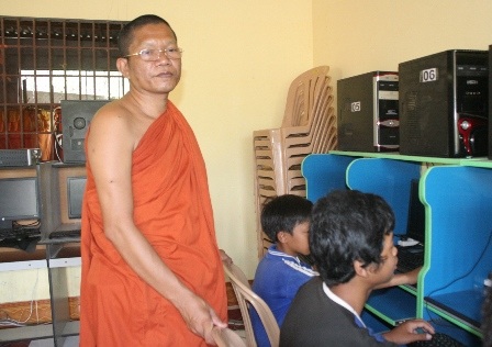 Thầy giáo “áo vàng” dạy tin học miễn phí cho trẻ em vùng núi