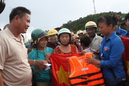 Tặng áo phao, cờ tổ quốc cho ngư dân trên đảo