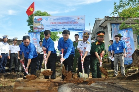 “Sinh viên với biển đảo Tổ quốc” - Lửa tình yêu nối dài - 3 Tham gia khởi công xây dựng cột cờ Tỏ quốc trên đảo Thảo Chu