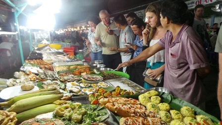 Một ông chủ đang giới thiệu các món hải sản đặc sản của mình