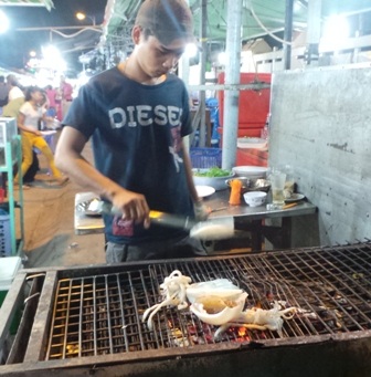 Những món mực tươi, sò điệp... nướng chấm với nước mấm Phú Quốc sẽ rất tuyệt vời