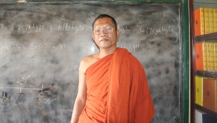 Thầy giáo “áo vàng” dạy tin học miễn phí cho trẻ em vùng núi