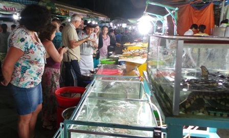 Những hải sản tươi sống, du khách tha hồ chọn lựa