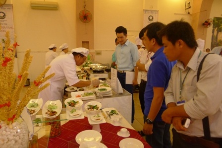 Món “vịt gói lá sen nướng đất sét” giành giải nhất - 2 Món “vịt gói lá sen nướng đất sét” giành giải nhất
