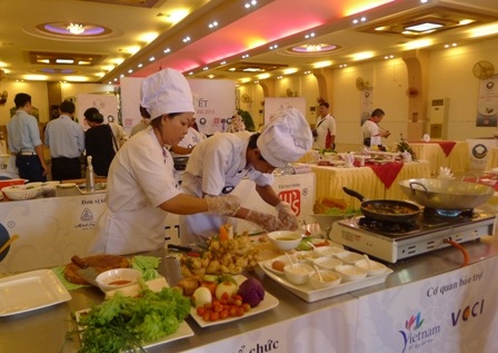 Món “vịt gói lá sen nướng đất sét” giành giải nhất - 1 Món “vịt gói lá sen nướng đất sét” giành giải nhất